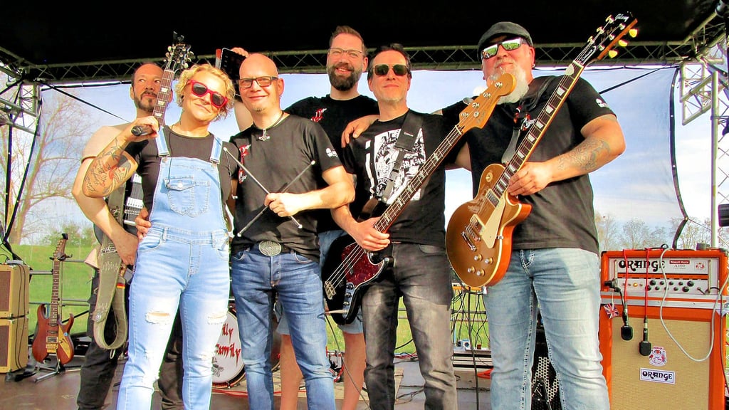 Volker Willborn (r.) und seine Band „Die Willy Family“ testen bei einer öffentlichen Probe Programm und Technik.