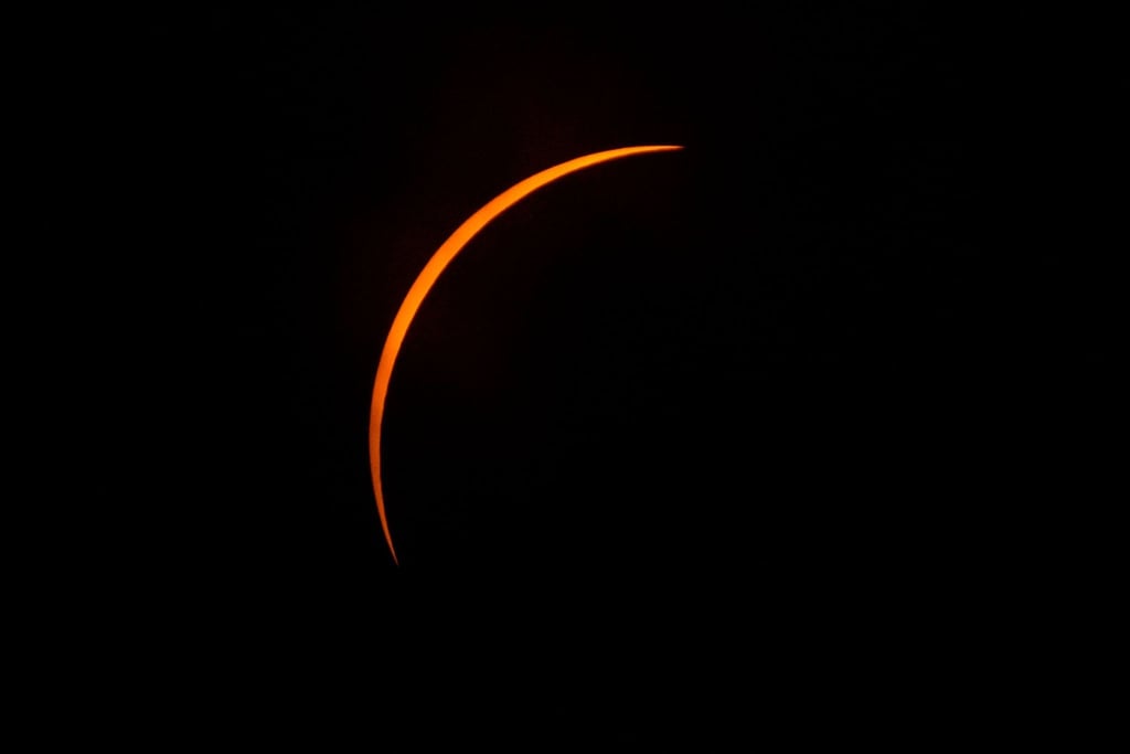 Der Mond verdeckt fast komplett die Sonne.