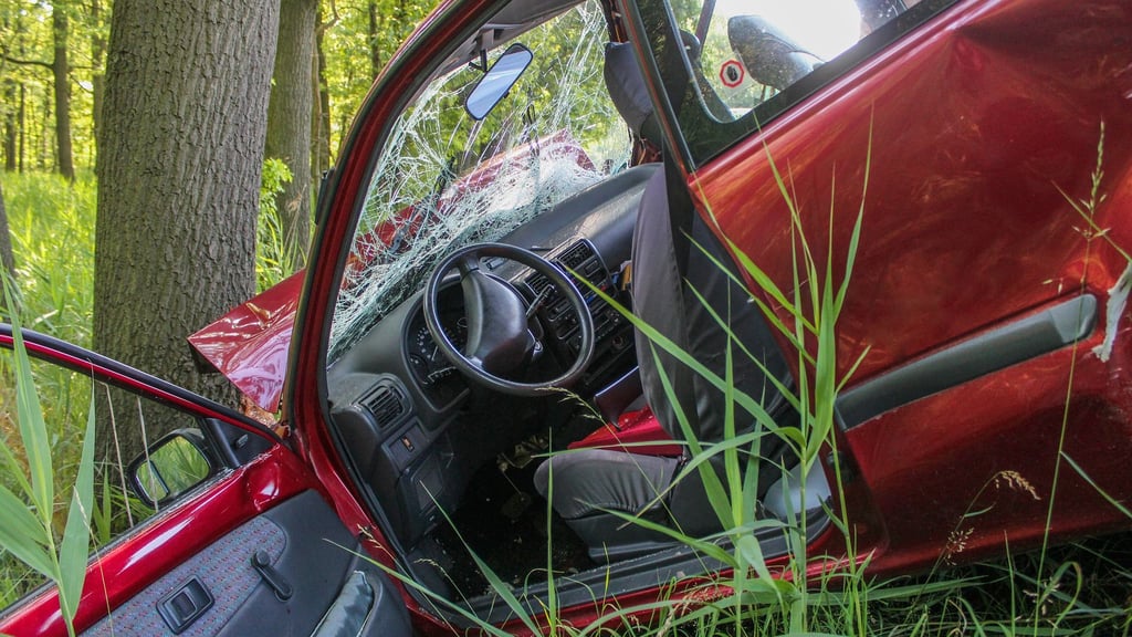 Ein 75 Jahre alter Autofahrer ist bei einem Crash mit einem Baum gestorben.