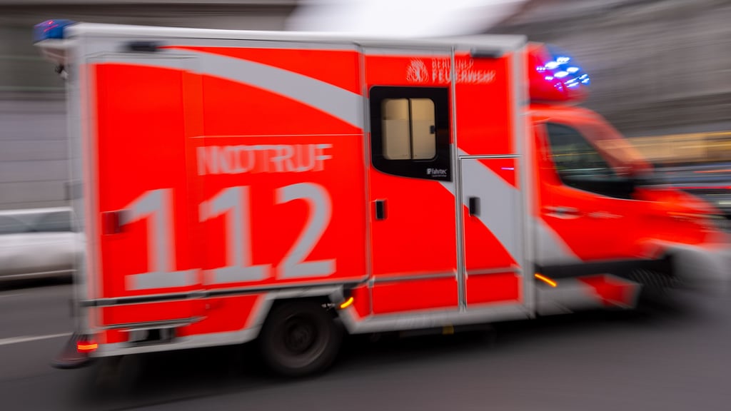 Bei einem Unfall in Hohe Börde wurden vier Personen schwer und ein Kind leicht verletzt.