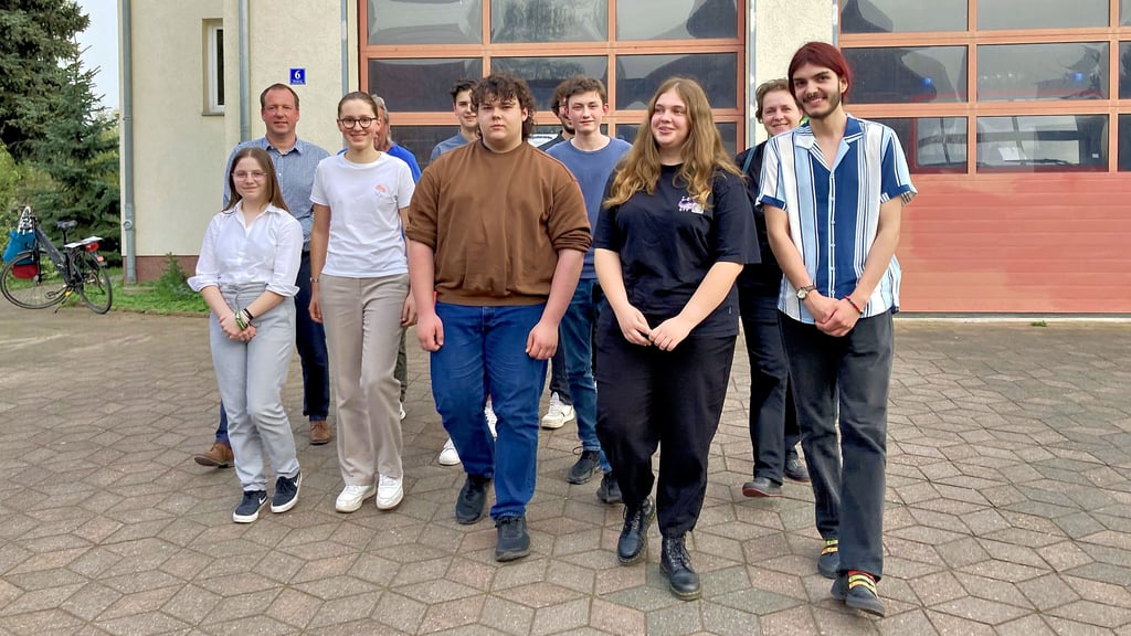 Sie wollen sich für die Jugend in ihrer Kommune engagieren: Mitglieder des Jugendstadtrats von Oranienbaum-Wörlitz. Am Montag fand im Beisein von Gästen die konstituierende Sitzung statt – und zwar im Feuerwehrgebäude von Kakau. Dort könnte man sich auch in Zukunft treffen.