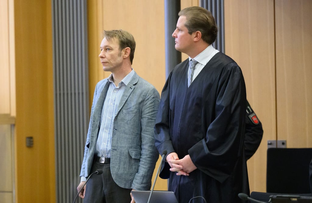 Der Angeklagte Christian B. (l) steht im Gerichtssaal im Landgericht Braunschweig neben seinem Anwalt Friedrich Fülscher.