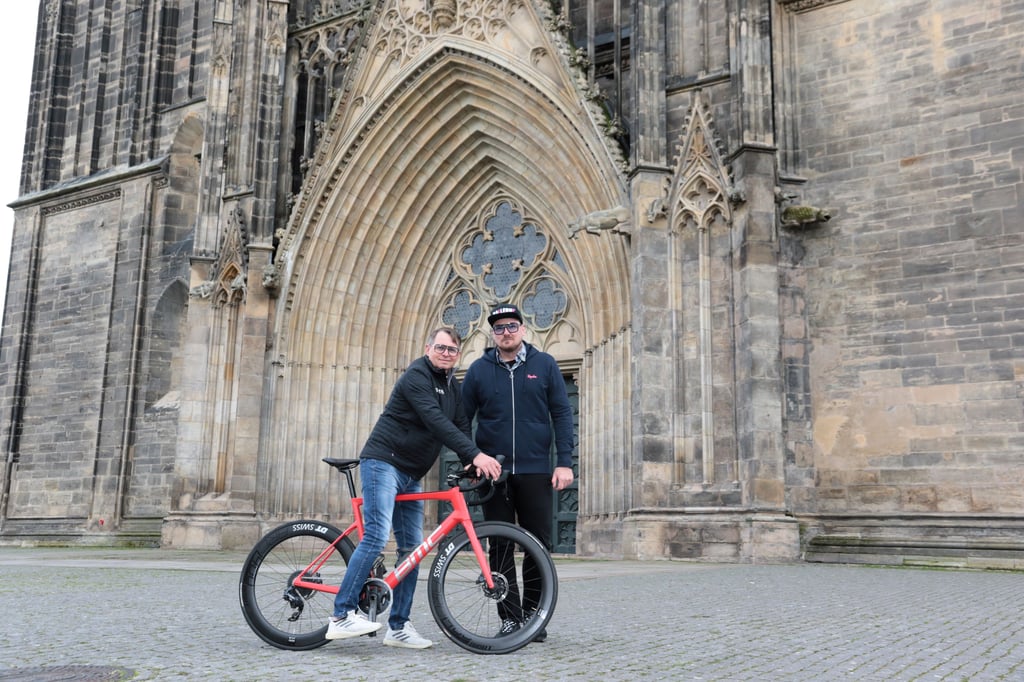 Start und Ziel ist am Westportal des Magdeburger Doms. Dennis Rössl (l.) und Frank Richter gehören zum Organisationsteam.