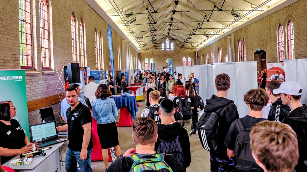 Bei der Ausbildungsmesse in der Exerzierhalle haben sich hunderte Schüler an mehr als 50 Ständen über Jobangebote informiert.