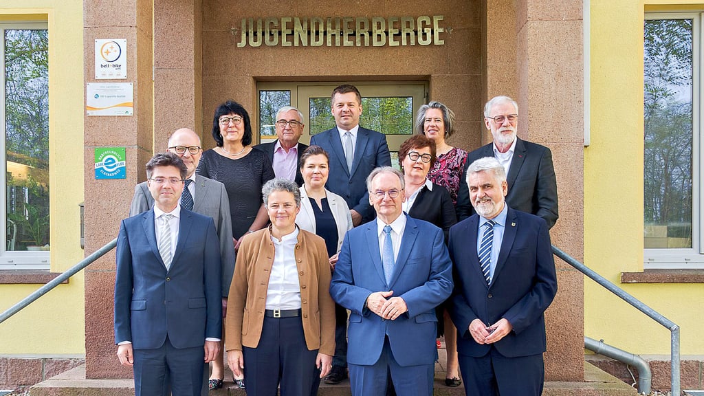 Gruppenbild mit Oberbürgermeister: Das Landeskabinett von Sachsen-Anhalt hat sich am Dienstag in der Dessauer Jugendherberge zu einer Arbeitsberatung getroffen.