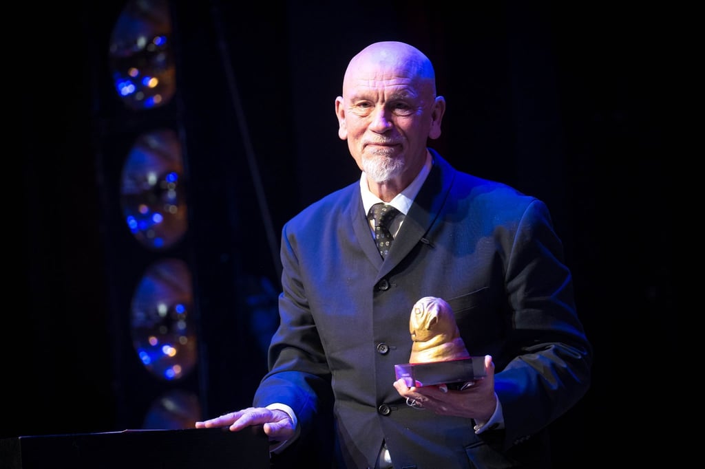 John Malkovich freut sich in Bremen über den „Goldenen Mops“.