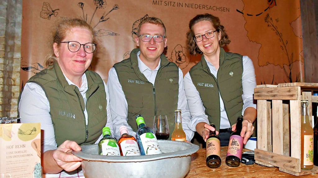 Anja Behn sowie ihr Sohn Henrik Behn und Freundin Ronja Nickeleit aus Groß Twülpstedt präsentieren beim Drömlingsmarkt ihre Produkte. Der Hof Behn betreibt Ackerbau, bei dem 15 verschiedene Kulturpflanzen angebaut werden. Außerdem gehören ein Weinhandel und eine Imkerei zum Unternehmen.