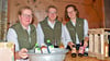 Anja Behn sowie ihr Sohn Henrik Behn und Freundin Ronja Nickeleit aus Groß Twülpstedt präsentieren beim Drömlingsmarkt ihre Produkte. Der Hof Behn betreibt  Ackerbau, bei dem 15 verschiedene Kulturpflanzen angebaut werden. Außerdem gehören ein Weinhandel und eine Imkerei zum Unternehmen.