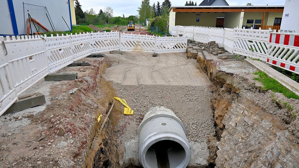 Mit der Erschließung des Wohngebietes wurde ein groß dimensionierter Regenwasserkanal verlegt.
