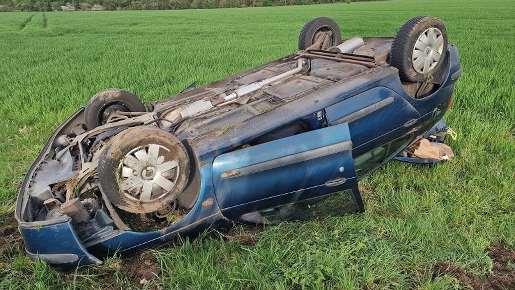 Bei Salzwedel hat sich eine Frau mit ihrem Auto überschlagen.