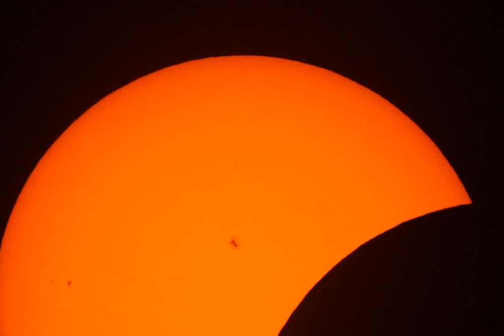 Sonnenflecken sind während der Anfangsphase der Sonnenfinsternis zu sehen.
