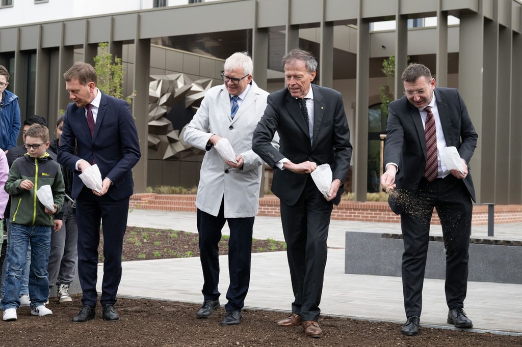 Ministerpräsident Michael Kretschmer (l-r), Finanzminister Hartmut Vorjohann, Landtagspräsident Matthias Rößler und Rechnungshofpräsident Jens Michel beim Aussäen einer Blumenwiese anlässlich der feierlichen Übergabe des Kasernengebäudes.