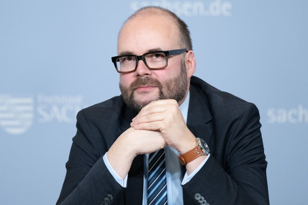 Christian Piwarz bei einer Pressekonferenz.