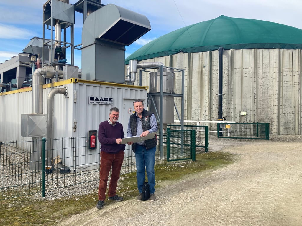 Landwirt Gerhard Riphagen (l.), Chef der BGA Farnstädt, und Berater Andreas Böhne vor dem Blockheizkraftwerk der Biogasanlage am Ortsrand der Gemeinde