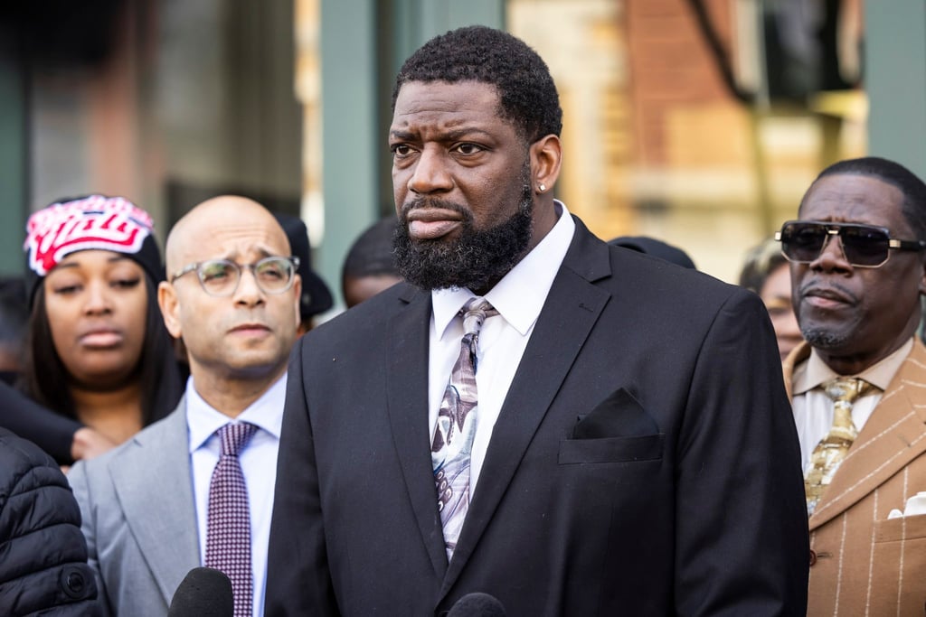 Flankiert von Familienmitgliedern, Anwälten und Unterstützern spricht Dexter Reed Sr. zu Reportern vor dem Hauptquartier des Civilian Office of Police Accountability. Sein Sohn wurde bei einer Verkehrskontrolle durch die Polizei von Chicago erschossen.