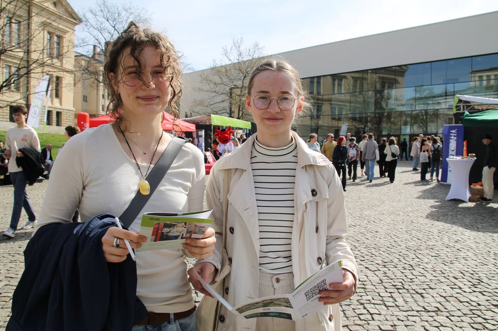 Freya und Chiara nutzten die Gelegenheit, um sich an der Uni Halle umzusehen.