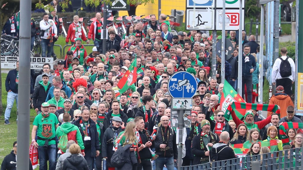 Vor dem DHB-Pokal-Final-4 2023 marschierten kanpp 1.000 SCM-Fans vom kölner Dom zur Lanxess Arena. Auch am Sonnabend wird es wieder einen Fanmarsch geben.