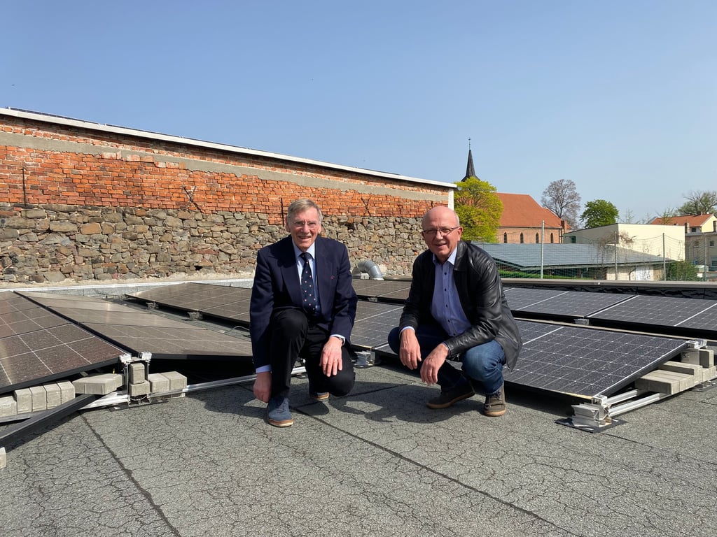 Erich Geldbach (links) und Reinhard Betker auf dem Dach der Evangelischen Freikirchlichen Gemeinde Magdeburg. Dort wurde eine neue Photovoltaikanlage installiert.