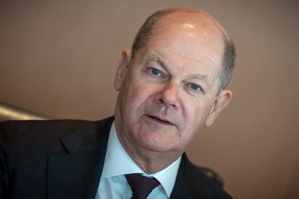 Bundeskanzler Olaf Scholz (SPD) wartet auf den Beginn der Sitzung des Bundeskabinetts im Kanzleramt.