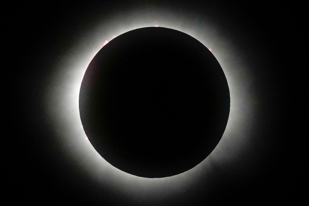 Dunkle Scheibe: Der Mond steht vor der Sonne.