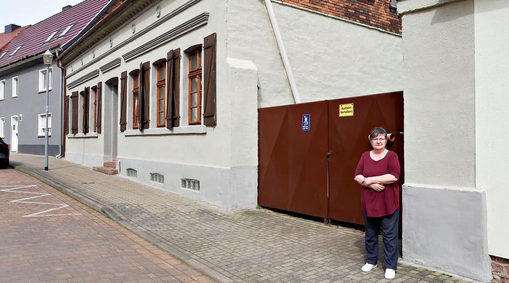 Seit die Lange Straße in Gröbzig Einbahnstraße ist, hat Familie Windt Probleme, mit Traktor samt Anhänger auf ihr Grundstück zu kommen.