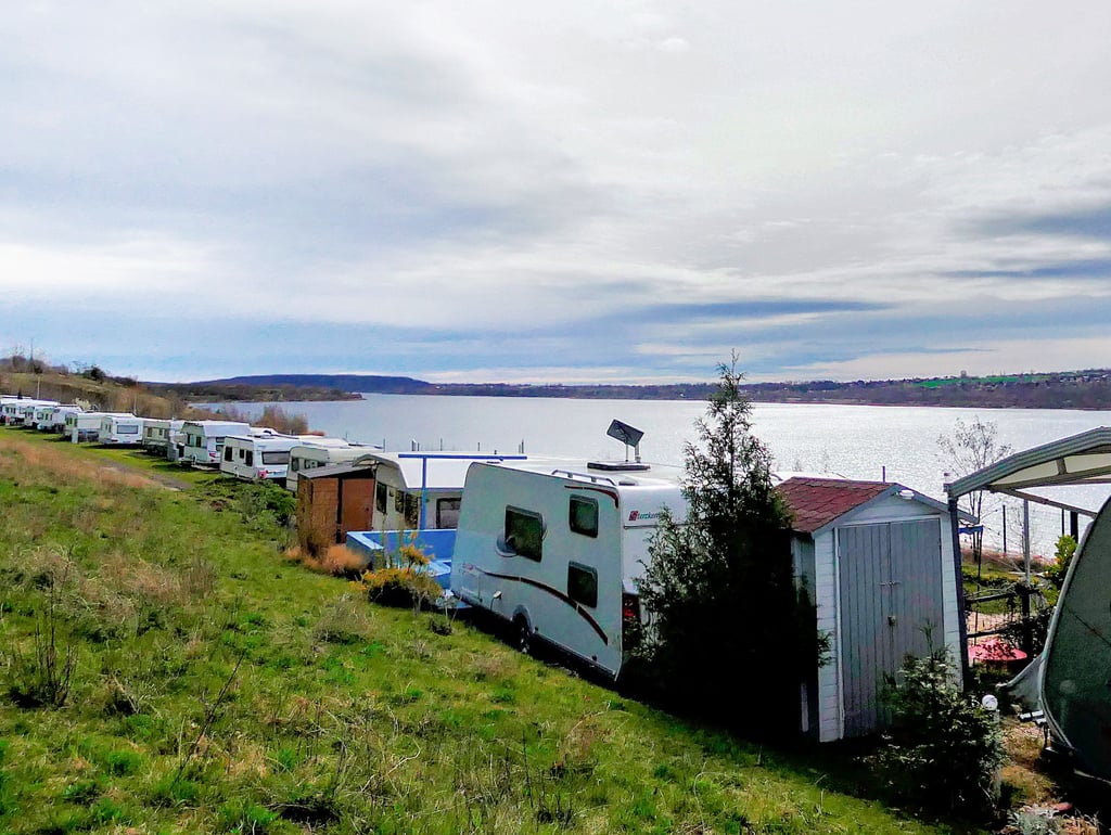Nicht nur die Dauercamper schätzen die Nähe zum Geiseltalsee. Der Campingplatz bei Stöbnitz ist während der Saison oft ausgebucht.