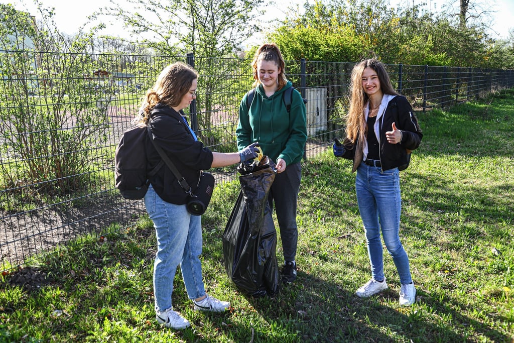 v.l.n.r. Maxi, Hanna und Chiara haben am Bahnhof iangefangen mit Müll sammeln und waren dann weiter am Anger unterwegs.