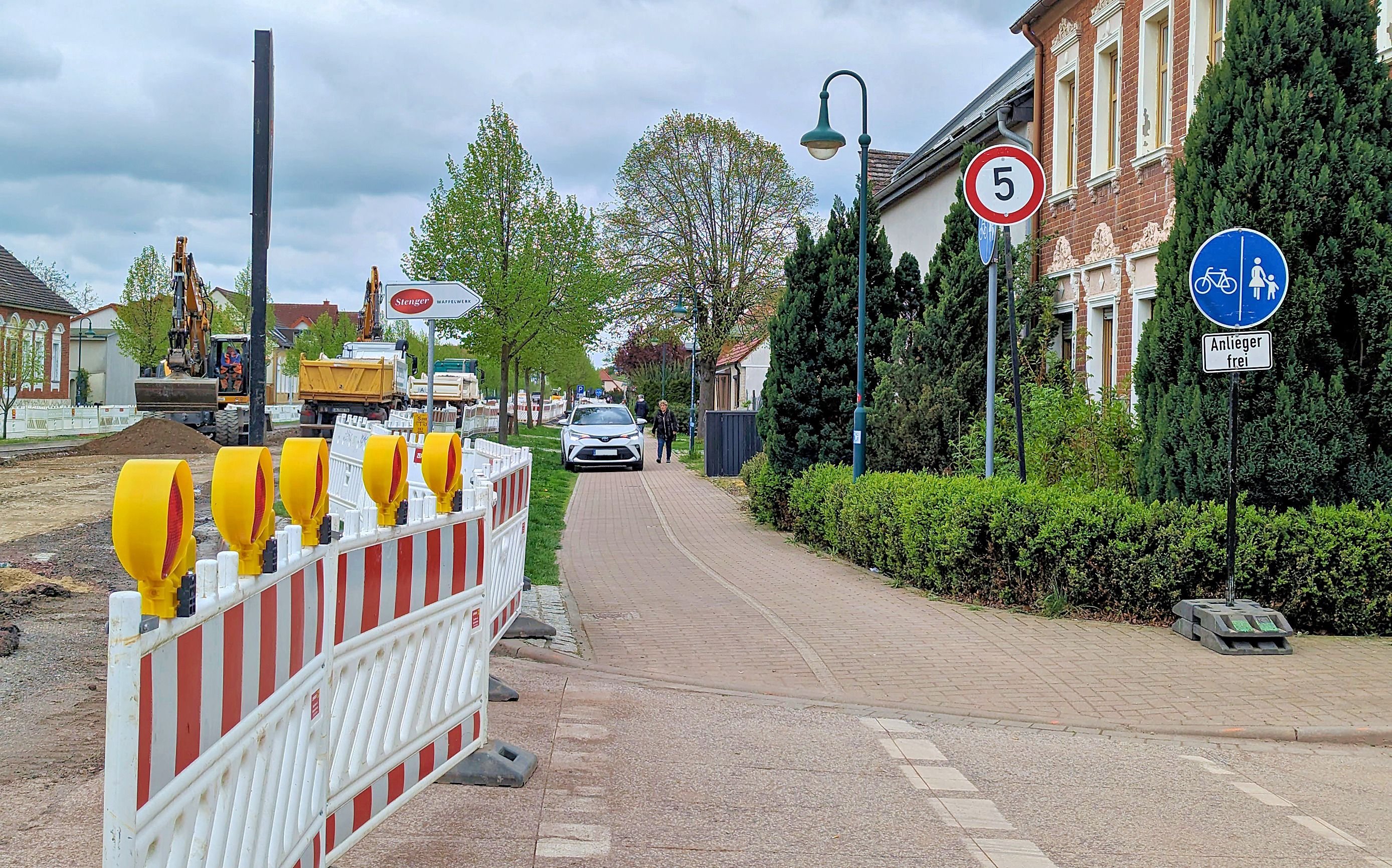 Sperrung B1 In Gerwisch: Autos Rollen Auf Dem Fußweg