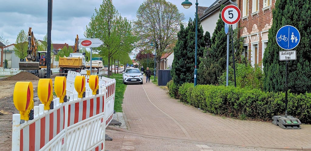 Zwischen Bahnhofstraße und der Einfahrt zur Arztpraxis ist der Geh- und Radweg des Breiten Weges für Kraftfahrzeuge geöffnet worden. Der Abschnitt ist in beide Richtungen zu befahren. Die Geschwindigkeit wurde auf 5 km/h begrenzt.