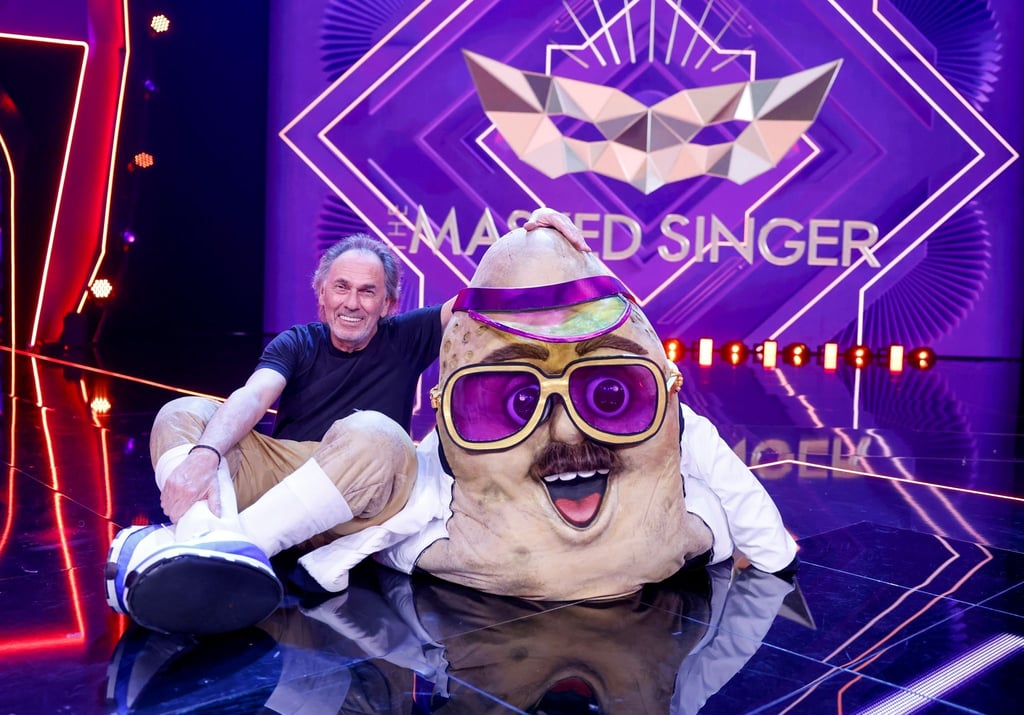 Hugo Egon Balder, Moderator, sitzt als enttarnte Figur „Der Couchpotato“ in der Prosieben-Show „The Masked Singer“ auf der Bühne.
