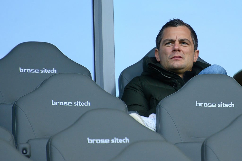 Marcel Schäfer, Geschäftsführer Sport beim VfL Wolfsburg, sitzt vor dem Spiel auf der Tribüne. Sport-Geschäftsführer Marcel Schäfer ist bei RB Leipzig im Gespräch.