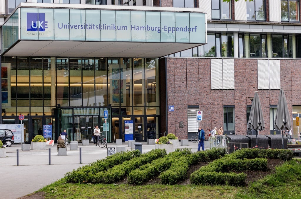 Der Haupteingang des UKE - Universitätsklinikum Hamburg-Eppendorf.