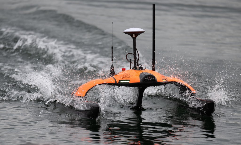 Ein hydrographisches Vermessungsfahrzeug ist auf dem Hufeisensee in Halle unterwegs.