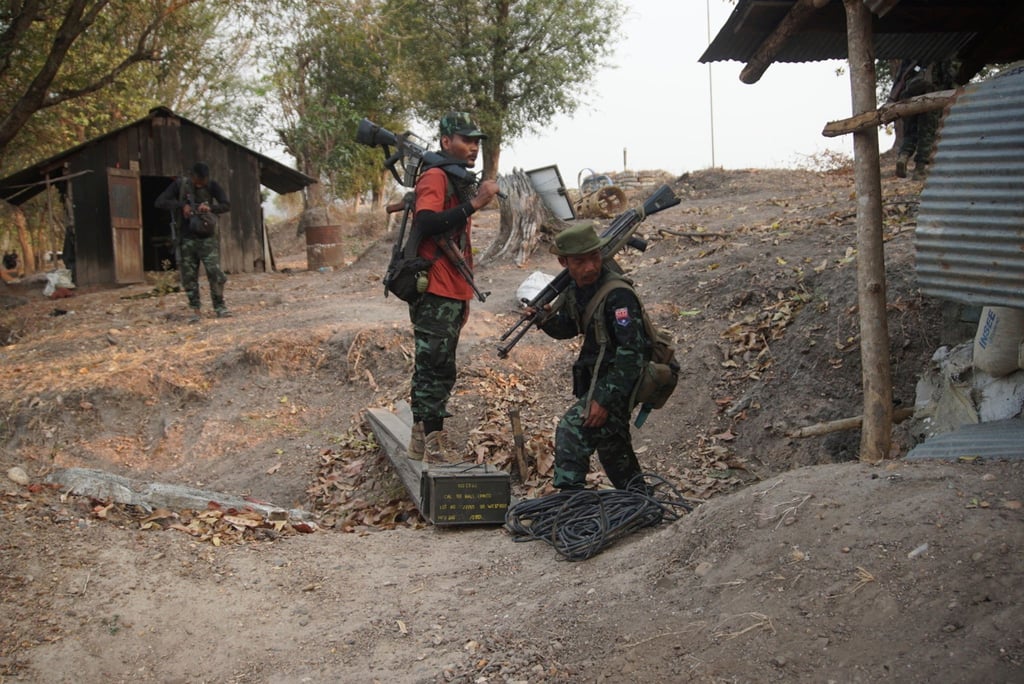 Mitglieder der Karen National Liberation Army sammeln Waffen ein, nachdem sie einen Außenposten der Armee im südlichen Teil der Stadt Myawaddy erobert haben.