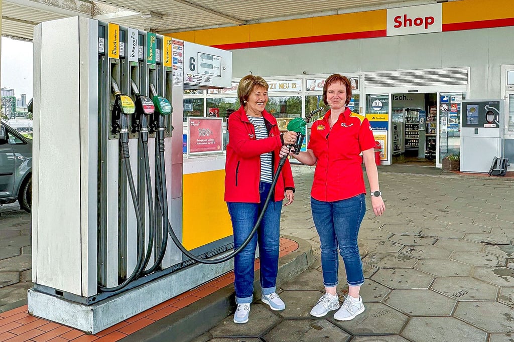 Die bisherige Tankstellenbesitzerin Besitzerin Renate Apitz (l.) übergibt den Zapfhahn an die neue Pächterin Manuela Holzhauer