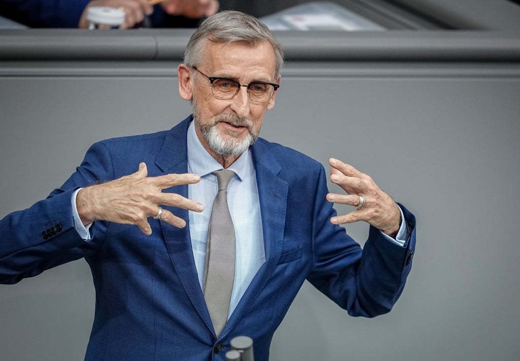 Sachsens Innenminister Armin Schuster (CDU) hält eine Rede im Bundestag.