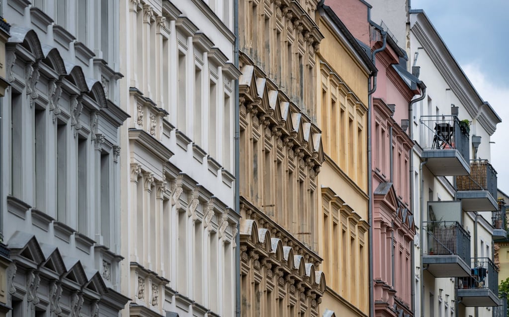 Blick auf sanierte Altbau-Fassaden in Berlin-Prenzlauer Berg. Die Mietpreisbremse in angespannten Wohnungsmärkten soll bis 2029 verlängert werden.