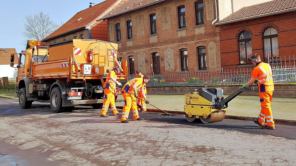 Mit einem Heißmischgut wurden die größeren Schäden auf der Oebisfelder Straße in Weferlingen behoben.