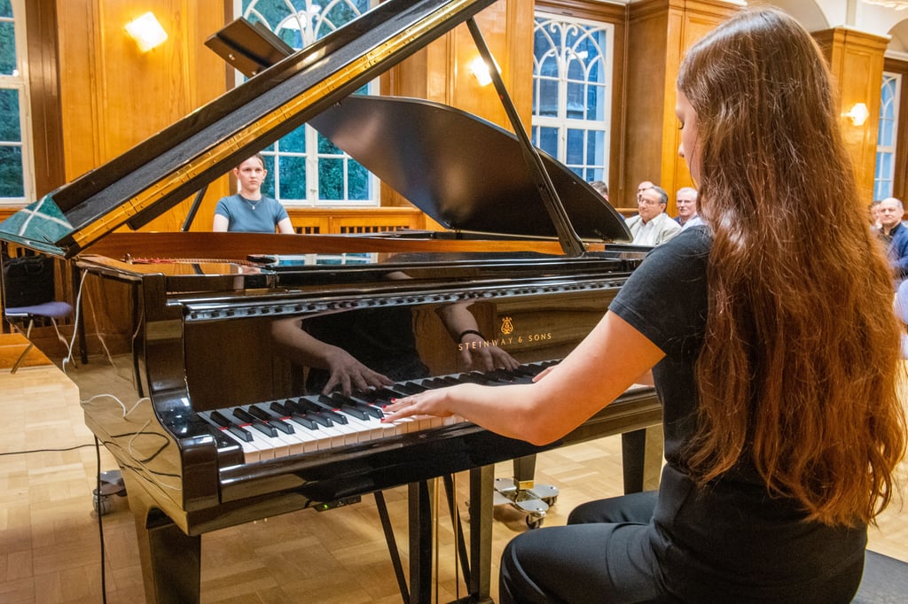 Die Pfortenserinnen Marieke Schumann (l.) und Sabeth Claus bedankten sich mit Stücken für zwei Klaviere beim Naumburger Rotary-Club für die Spende für den Musikzweig.