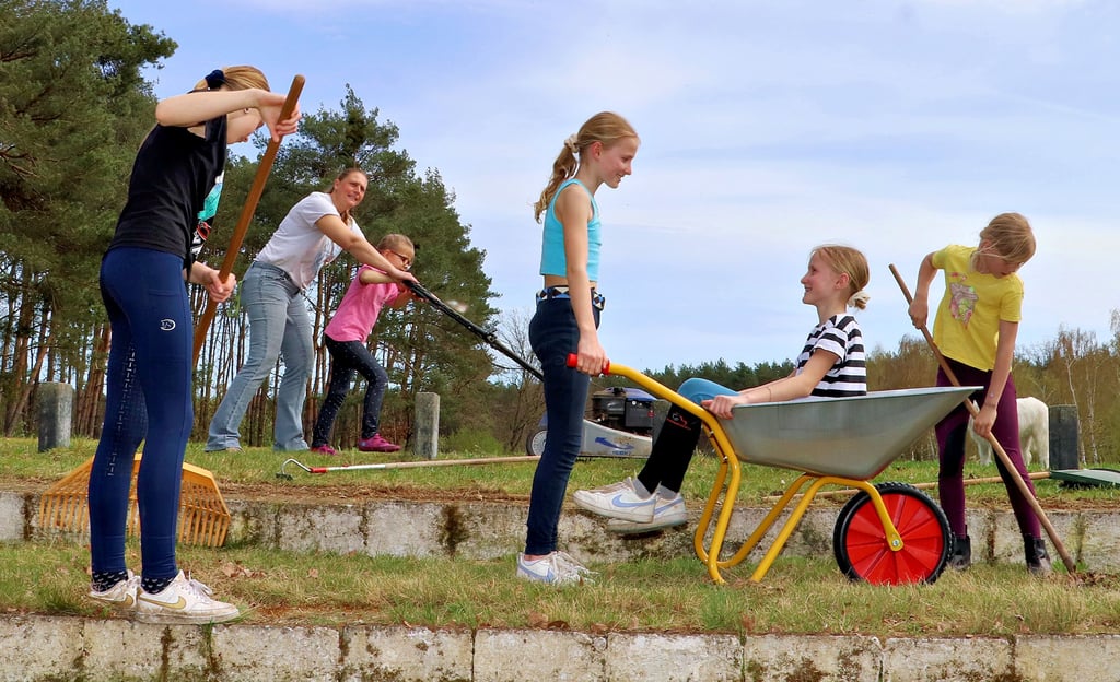 Wie man sieht, machte der Arbeitseinsatz auf dem Reitplatz Hohenseeden den Kindern viel Spaß.