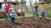 Die kleinen und großen Helfer trugen beim Aktionstag im Schulgarten die Grasnarbe ab und gruben das Erdreich um.                                                                                                   