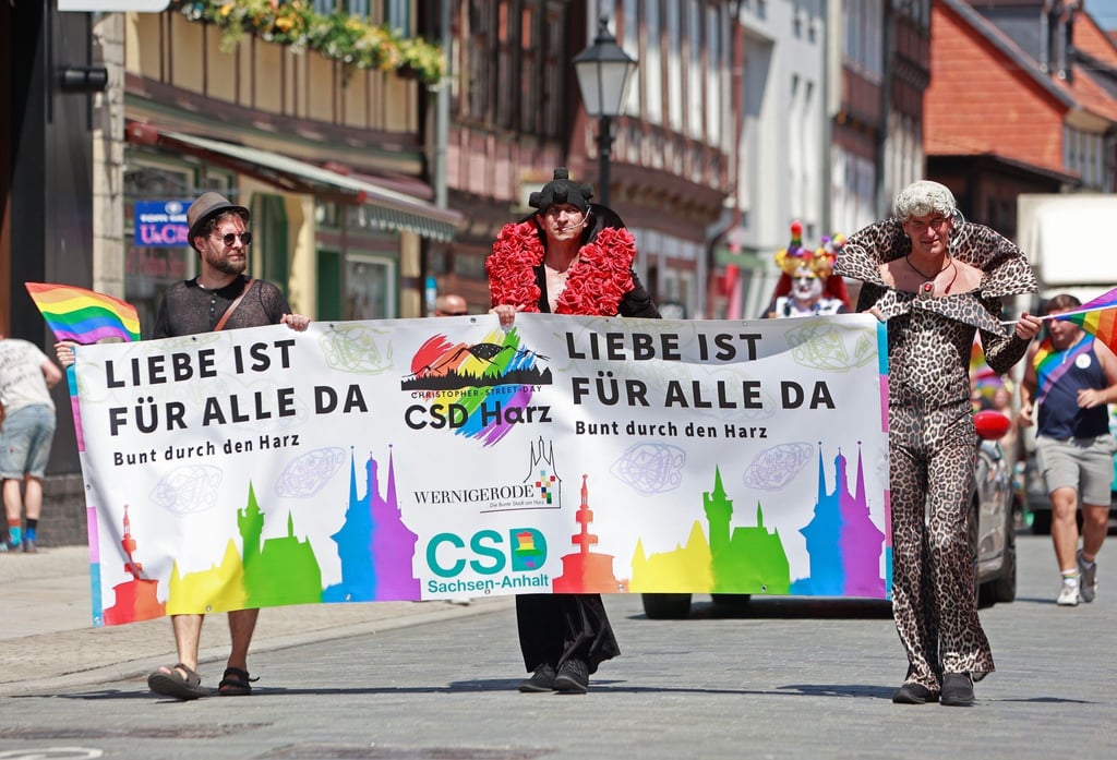 Teilnehmer gehen während der Parade zum Christopher Street Day 2023 durch die Stadt in Wernigerode.