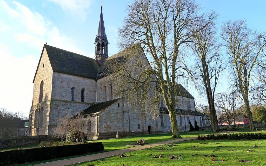 Die Klosterkirche des Klosters Loccum mit dem umliegenden Friedhof.