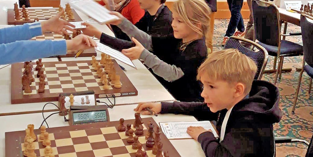 Fritz Wegener (rechts) und Arwen Skadi Böhm, beide acht Jahre alt, bei den Deutschen Vereinsmeisterschaften im Dezember. Jetzt toppte Arwen den Vereinsrekord, den Fritz im Vorjahr aufgestellt hatte.