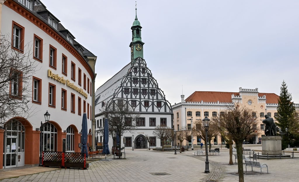Die spätgotische Giebelfassade des Gewandhauses (M) - Spielstätte des Theaters Plauen-Zwickau - prägt des Bild im Zentrum von Zwickau. In direkter Nachbarschaft (rechts) steht das Rathaus der Stadt.