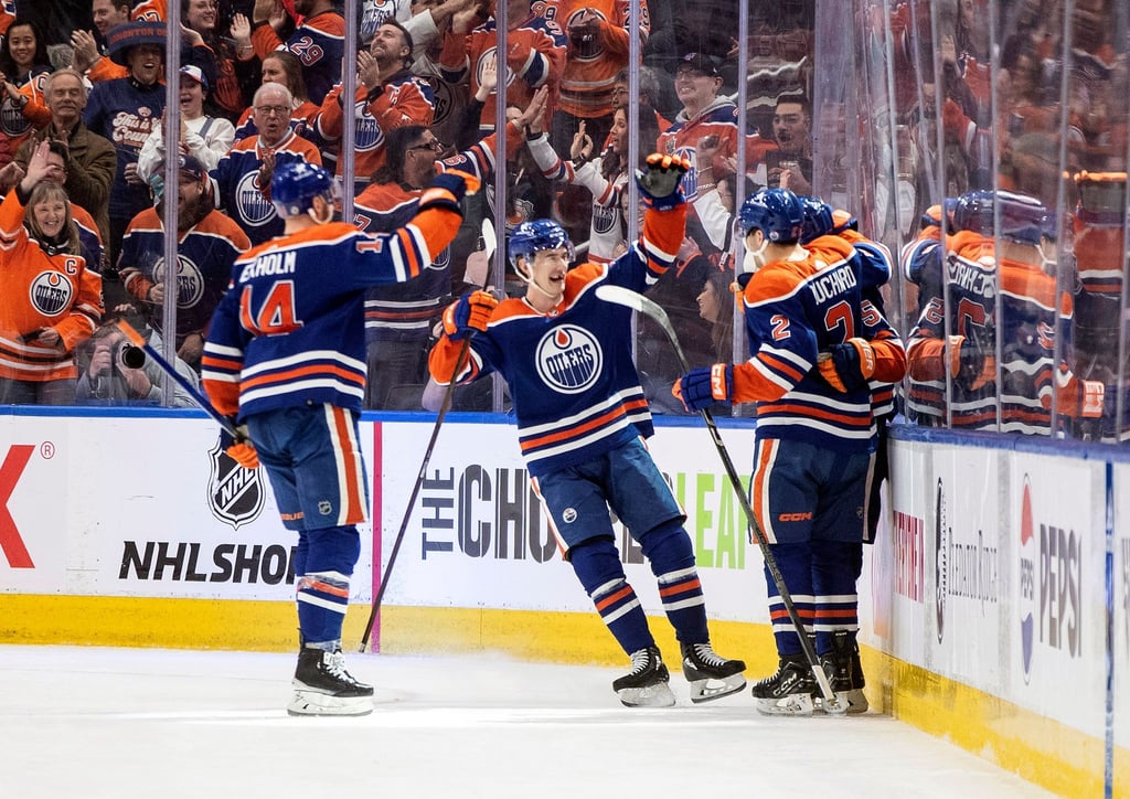 Die Spieler der Edmonton Oilers feiern den Sieg gegen die Vegas Golden Knights.