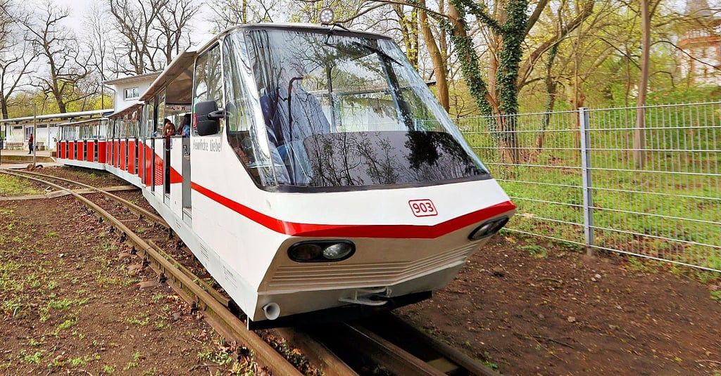 Eine Viertelstunde Spaß auf Schienen: Der Peißnitzexpress ist ein Besuchermagnet. An der Anlage wird aber seit Jahren gearbeitet.