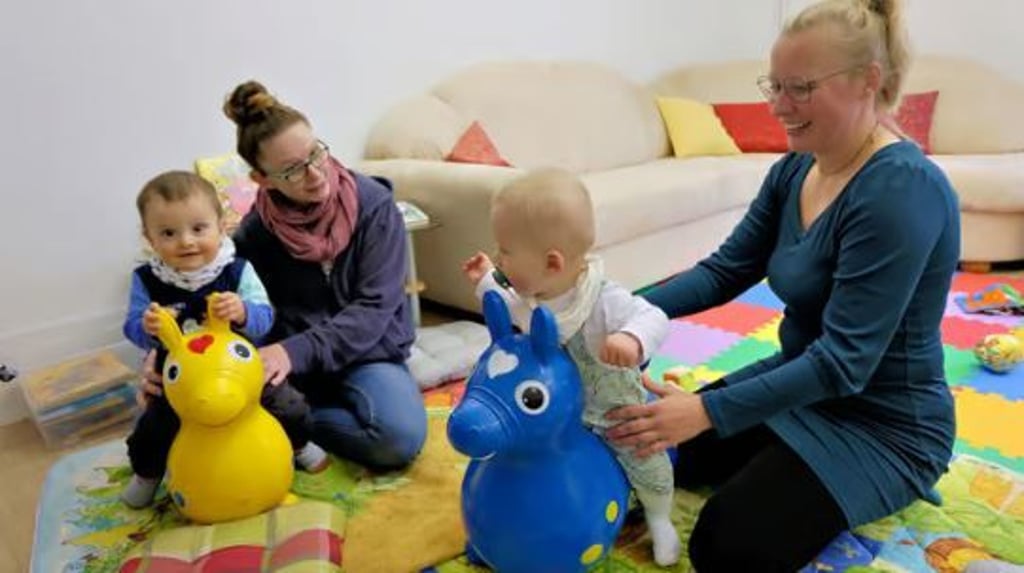 Isabelle Grundmann (2. v. l.) und Christin Grosch (rechts) freuen sich über das familienbildende Angebot in Wittenberg.