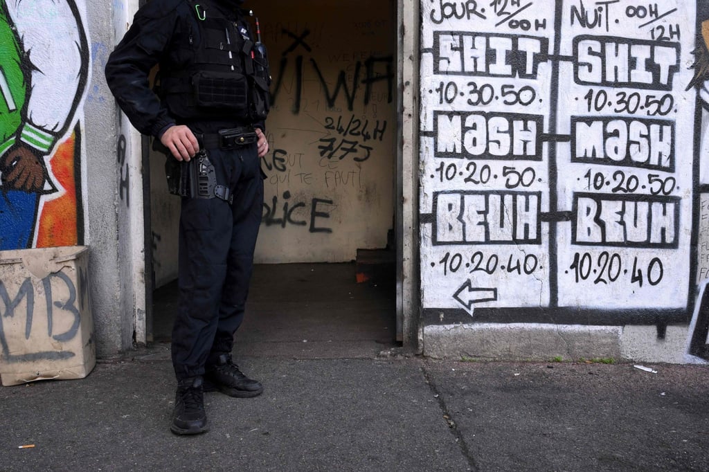Die Generalinspektion der Nationalpolizei (IGPN) durchsuchte vor einer Woche die führende Abteilung der Kriminalpolizei von Marseille, die für die Aufdeckung der größten Drogengeschäfte zuständig ist.