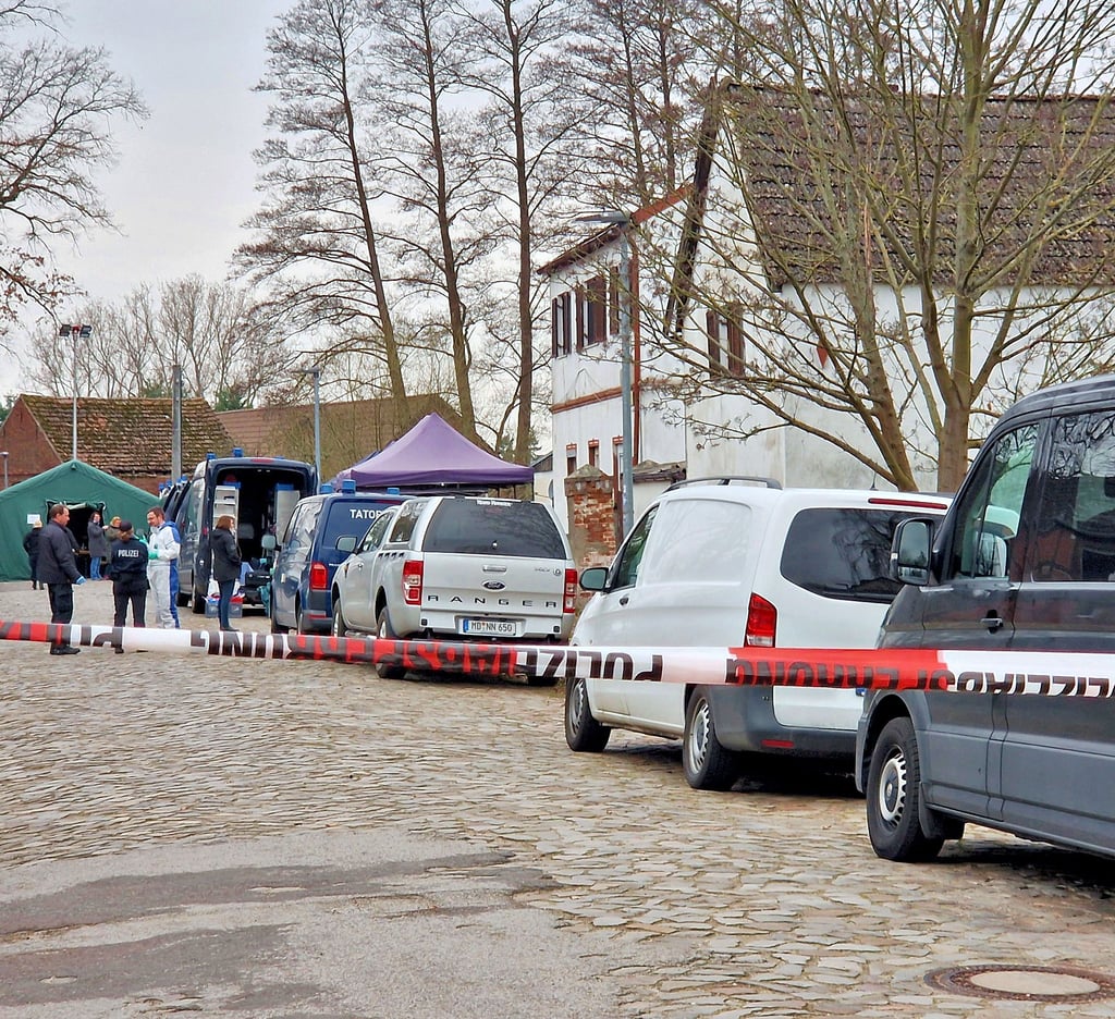 In Parchen durchsuchte die Polizei ein Haus auf der Suche nach einem 55-Jährigen.